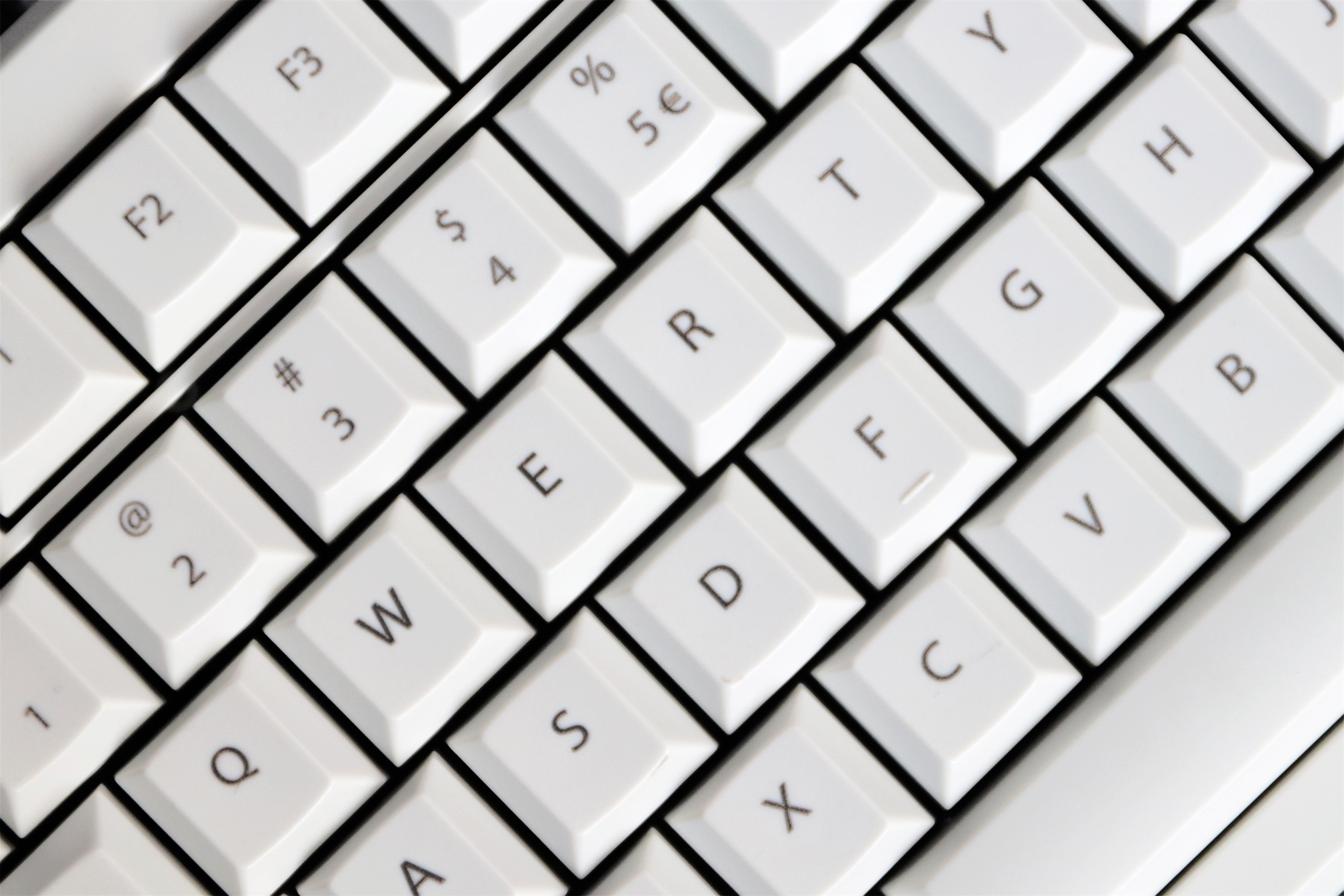 手感比较类似薄膜键盘的机械键盘,像薄膜键盘的机械键盘