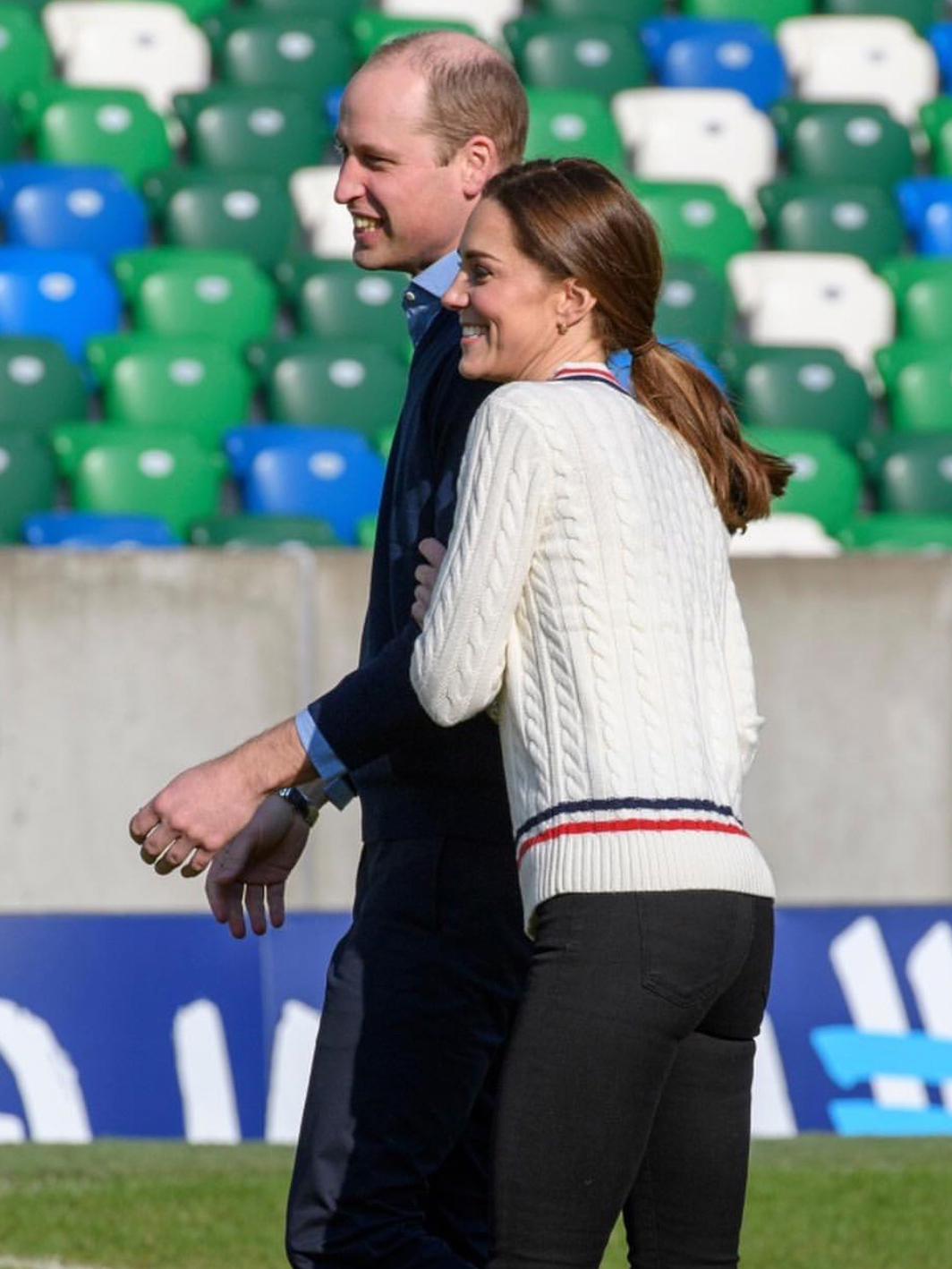 凯特王妃踢足球,凯特王妃运动穿搭