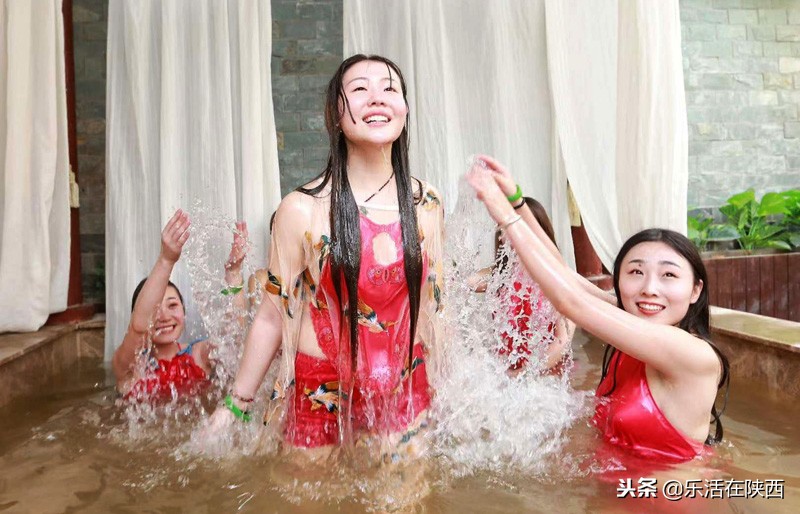 美女红酒肚兜秀，最美中国风，寒冬中华郡嗨翻天