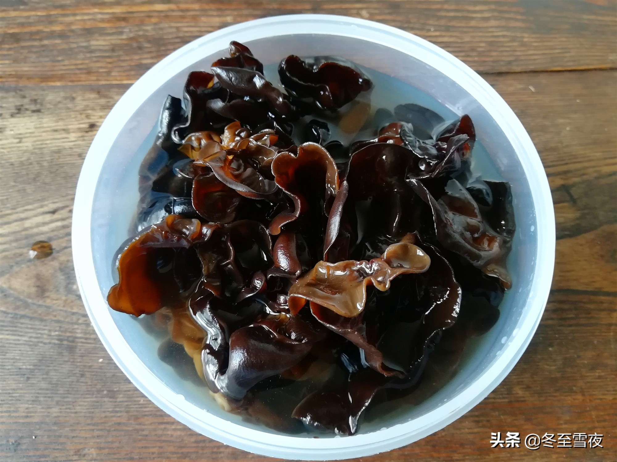泡发干木耳用冷水还是热水好？教你这样做，泡发的口感好，营养好