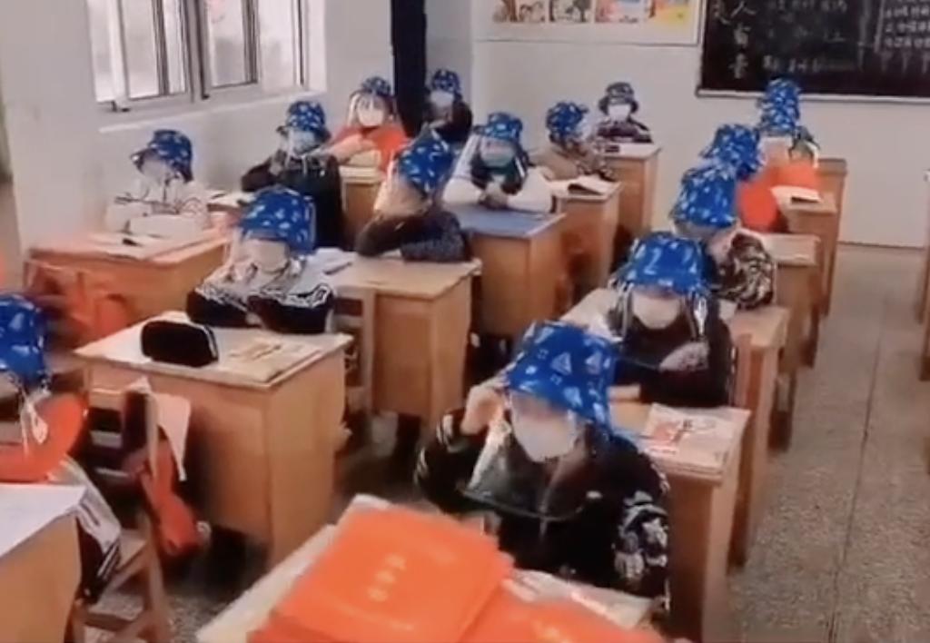 山东一学校食堂火了!一张餐桌4个凳子锁了3个,只容一人孤独地坐着