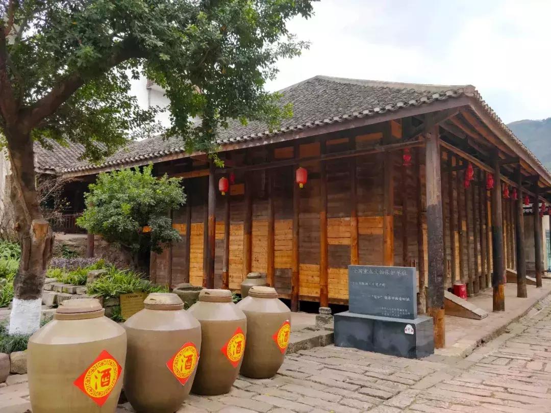 探访茅台镇:空气里都飘着酒精,装卸工月入万元村民盼*迁拆**