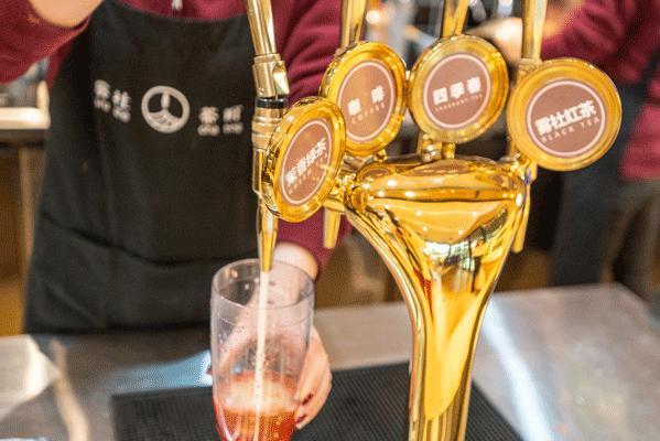 曝光！人广惊现1杯“少女*身失**茶”，快被小姐姐排疯了！