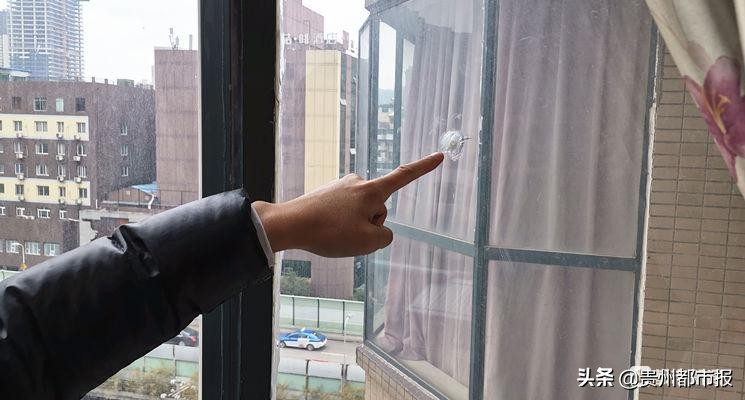 门店玻璃多次被枪击,居民楼遭袭多人死伤