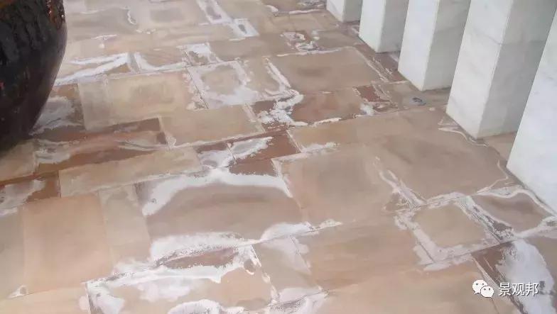 室外地面石材泛碱怎么办,水景石材泛碱如何处理