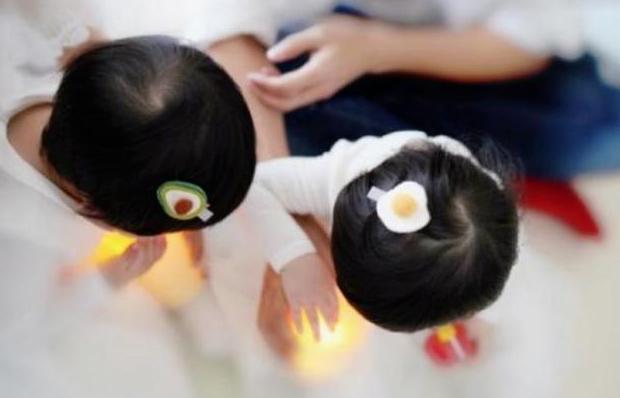 张杰晒与谢娜牵手合影庆祝,张杰晒出和谢娜合照庆结婚十周年