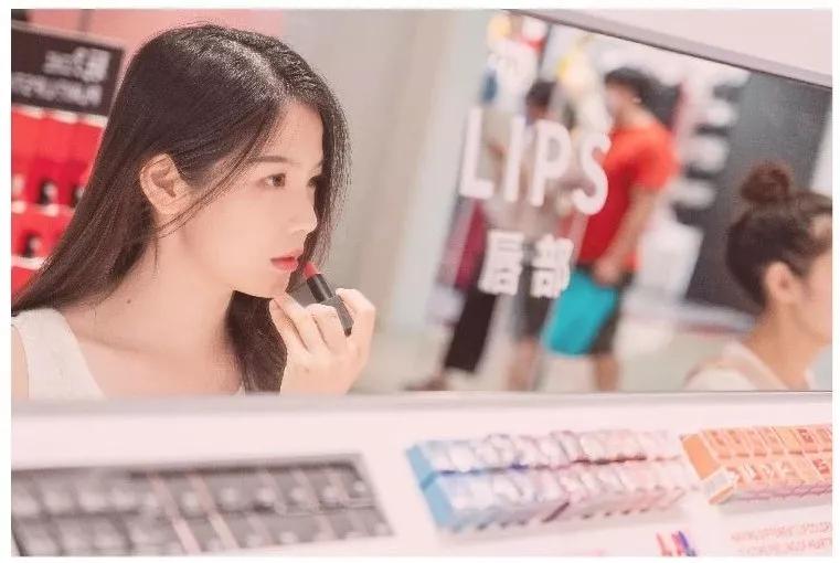 店播+快时尚+网红场景=业绩20万/店/天“调色师”这么玩不火才怪