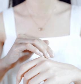 秋冬手干裂擦手霜,冬天手脚干裂涂什么护肤品