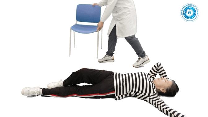 老年人摔倒路人怎么扶,老年人跌倒如何扶