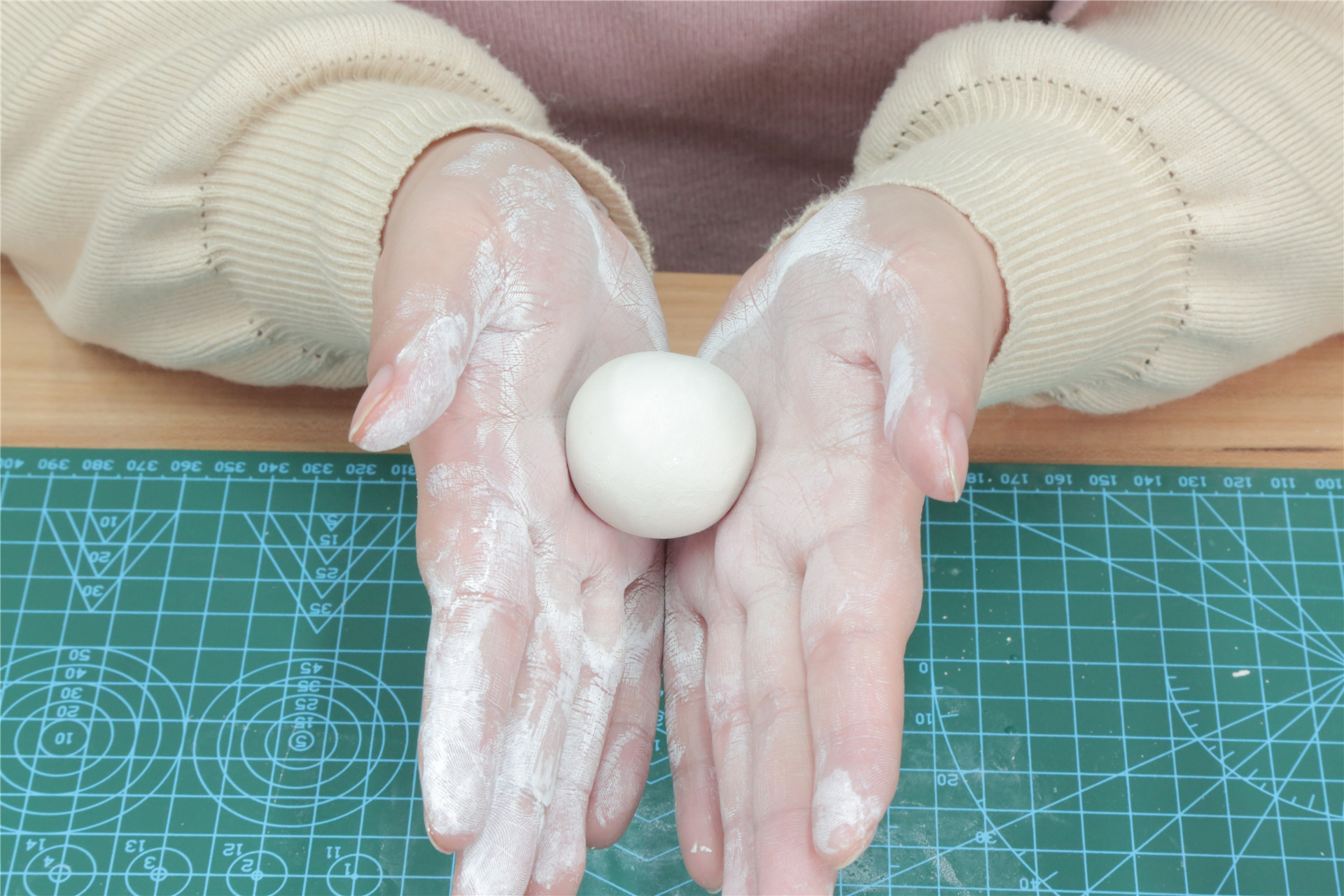 捏几块可爱的粘土,用粘土制作可爱小男孩