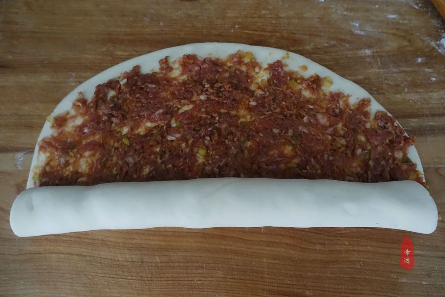 懒笼比包子、饺子都省事，盘在笼屉中，蒸熟后切开，家人分着吃