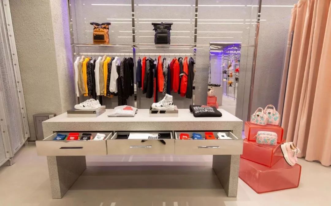 从濒临倒闭到年营收25亿,从濒临倒闭到市值266亿