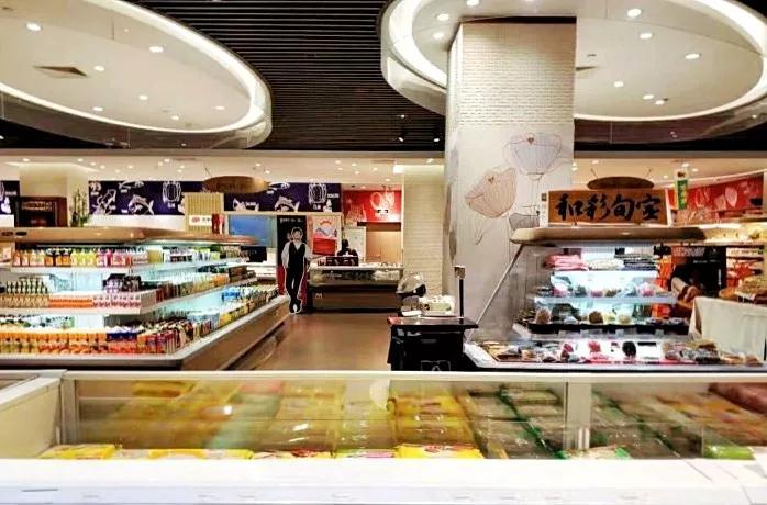 过年去超市囤货,过年没来得及买年货