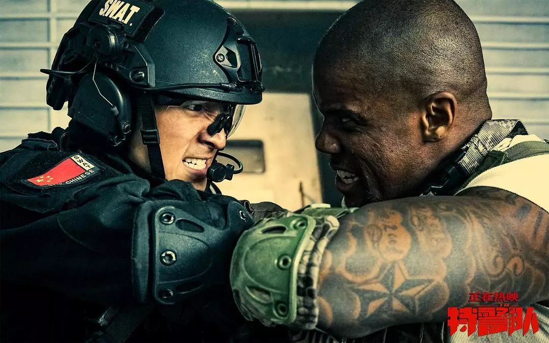 特警秀肌肉训练教学,特警上台表演自己的肌肉