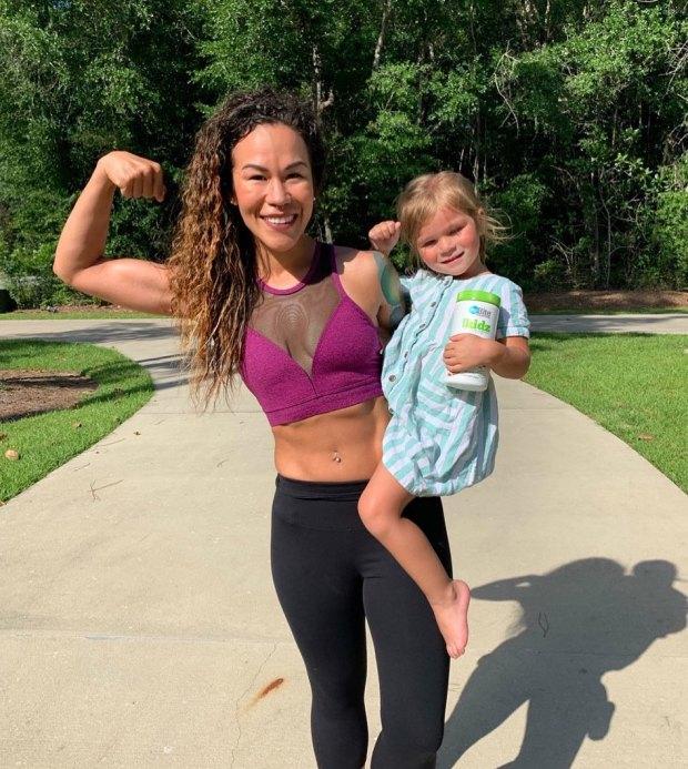 美国“坏妈妈”纹身穿刺有腹肌，漂亮回应网友评论