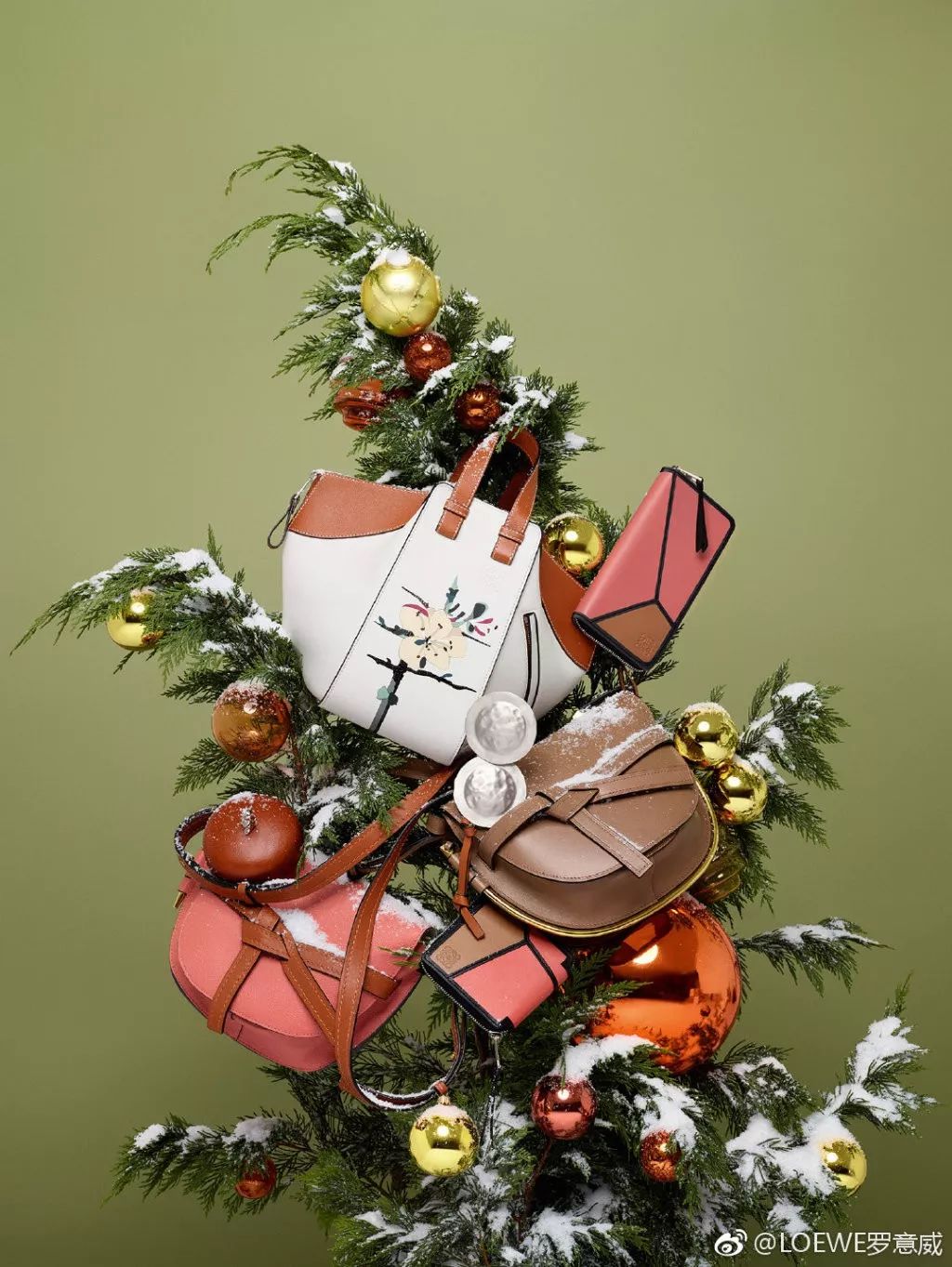 圣诞新年搞事情！Gucci豪得金光灿灿熊和狮子要抢LV吉祥物的地位