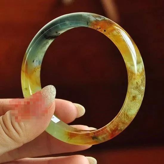 岫玉180料手镯和翡翠哪个好,好品质的岫玉和差品质翡翠哪个好