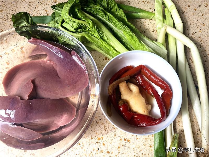 猪肝怎样炒才不腥又嫩,怎样炒猪肝才能炒得鲜嫩可口