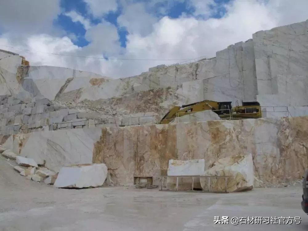 怎么区分大理石雪花白还是鱼肚白,鱼肚白和珍珠白的区别