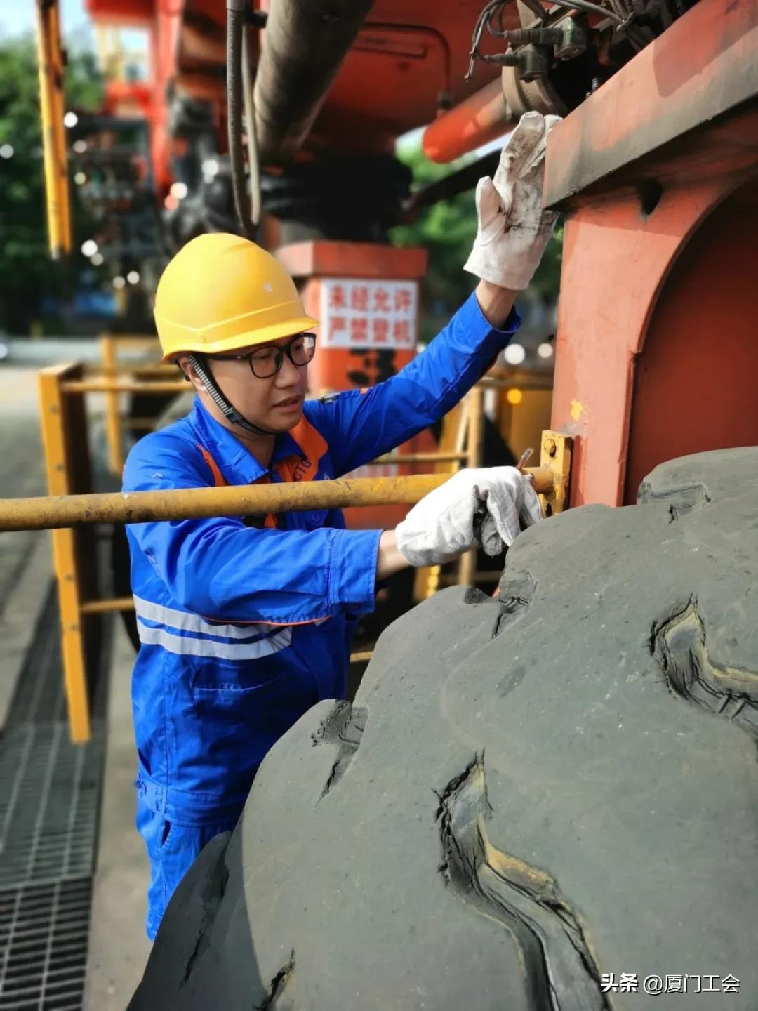 他每天背上近20斤的工具包，从一名“半路出家”的维修工成长为如今的技术状元