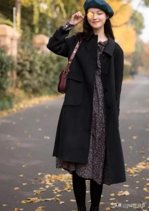 碎花裙怎么穿才不显老气,今年流行碎花裙怎么穿最好看