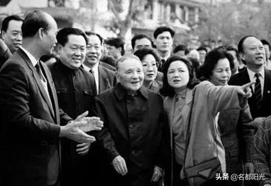 *小平邓**的历史贡献和最可贵的精神财富