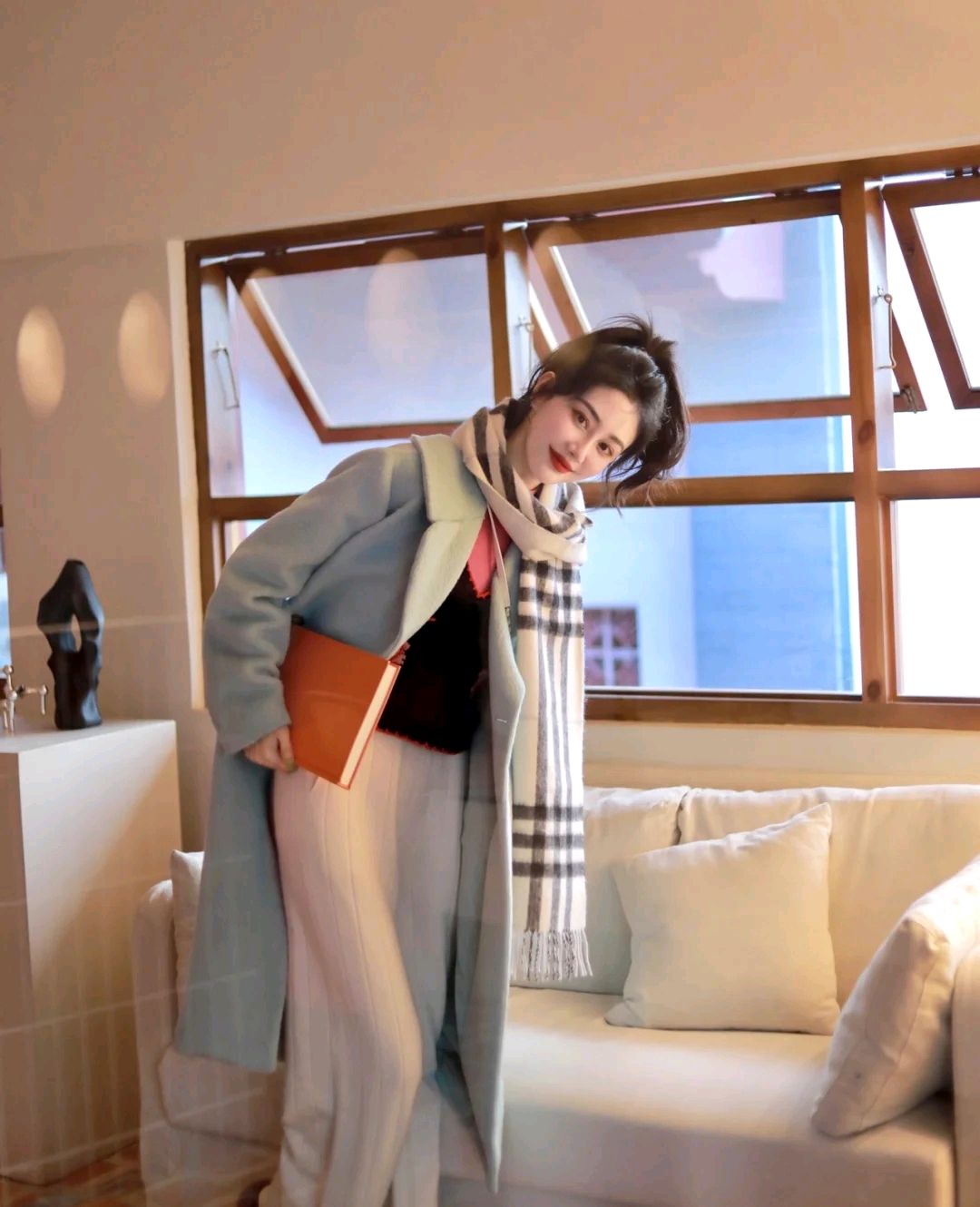 宽松毛衣叠穿搭配冬季,冬季黑色大衣和白色带帽毛衣穿搭