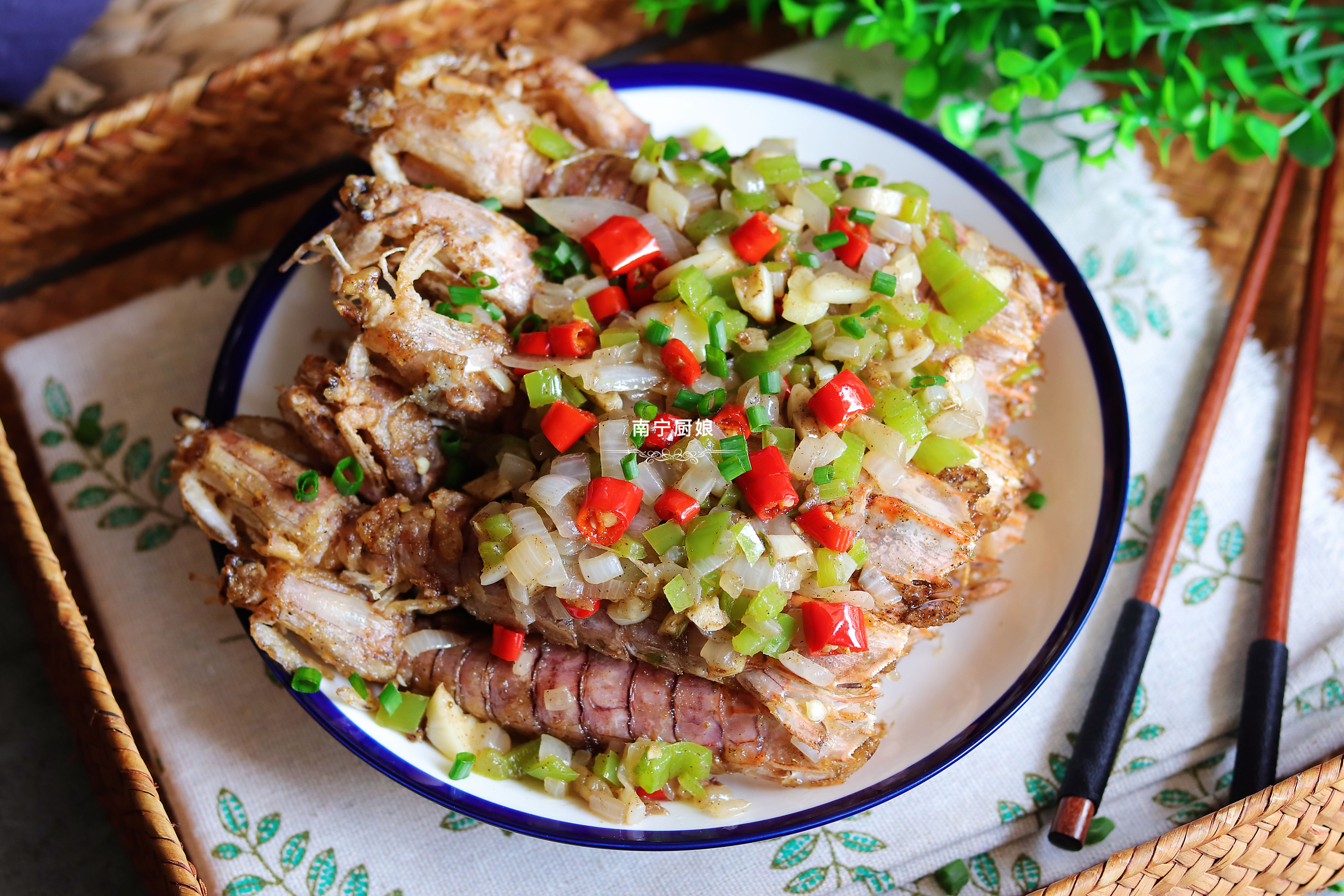 不用油炸的椒盐皮皮虾家庭做法,椒盐皮皮虾做法直接炸还是焯水