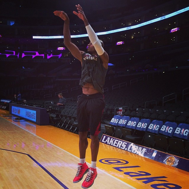 nba球员圣诞节穿什么鞋,nba球星平时穿什么鞋