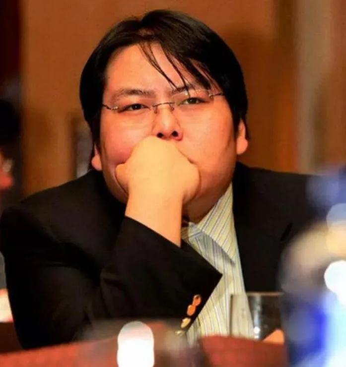 花5000万娶女明星，他为何从山西首富沦为通缉犯？