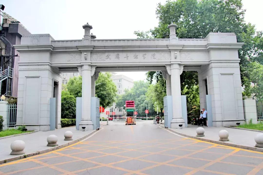 武昌这所低调的大学坐拥一线江景，教学楼窗外就是黄鹤楼