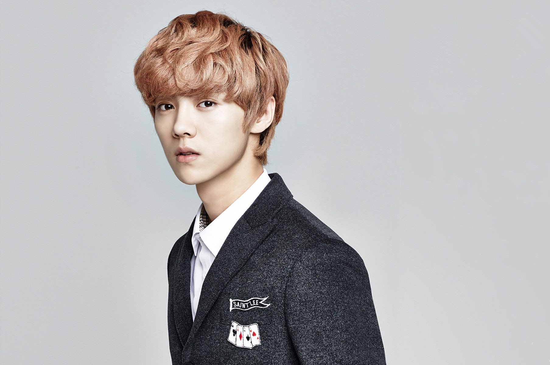 鹿晗北京踢足球,鹿晗现身胡同踢足球热搜