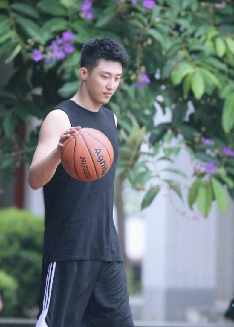 黄景瑜橙色牛仔外套,黄景瑜帅气运动装