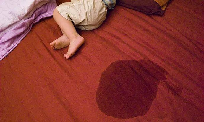 小孩子总是担心尿床怎么安抚,孩子突然尿床怎么缓解尴尬