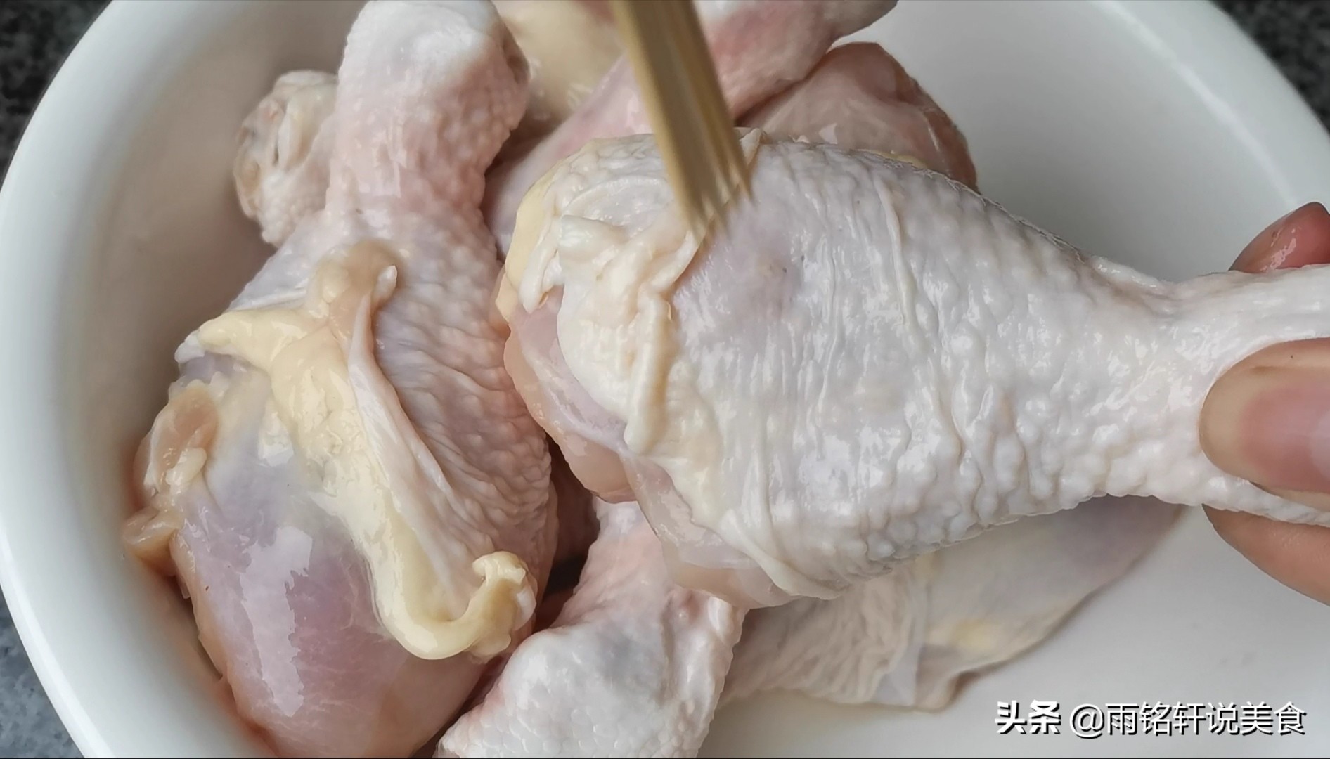 鸡腿怎么做又香又入味馋到流口水,不用一滴水炖一锅鲜香软糯的鸡腿