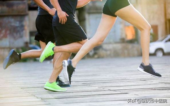单个膝盖酸软无力最快治愈办法,年纪轻轻膝盖酸怎么回事