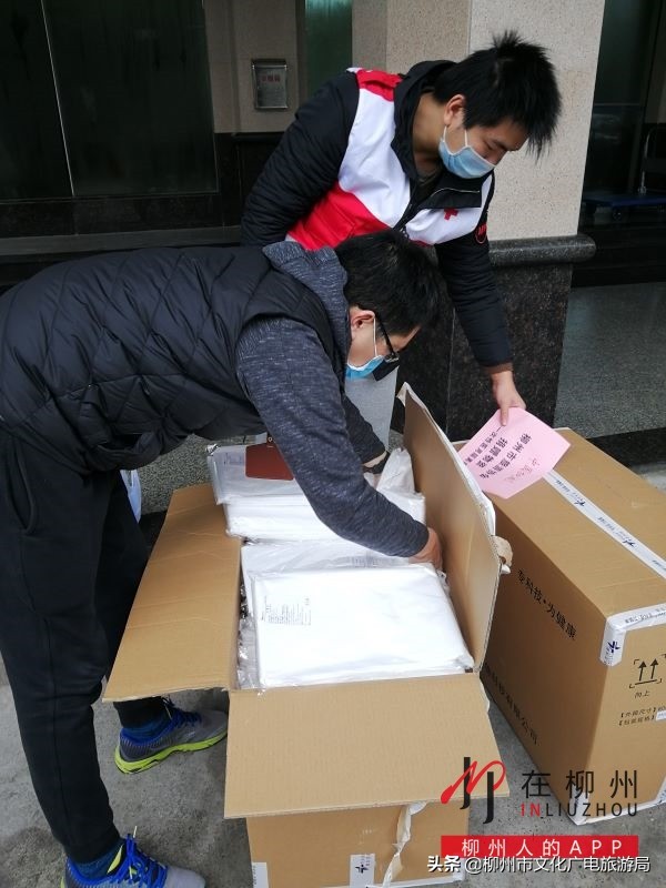 岂曰无衣与子同袍抗震救灾,岂曰无衣与子同裳留学生