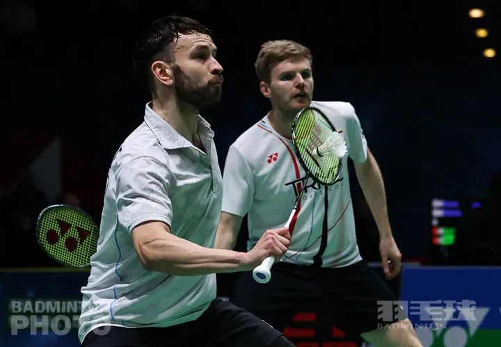 羽毛球双打如何防止搭档球打到头,羽毛球双打对手攻人战术怎么破解