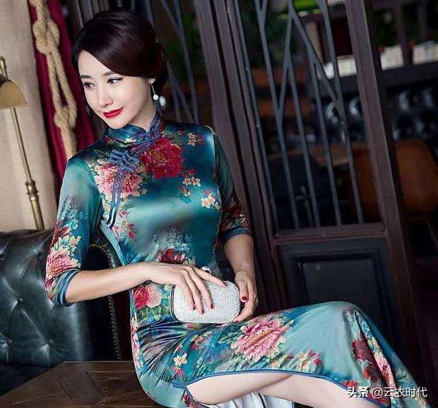 穿旗袍的站姿和坐姿,旗袍的正确站姿教学