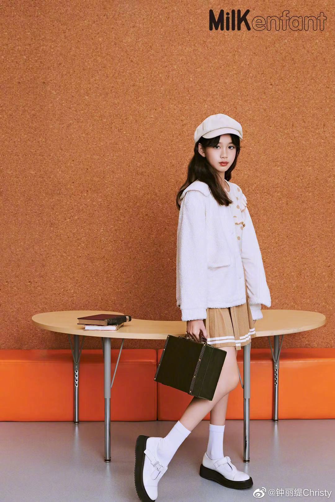 小考拉登初秋杂志封面,穿校服秀铅笔腿,三姊妹中她最像钟丽缇