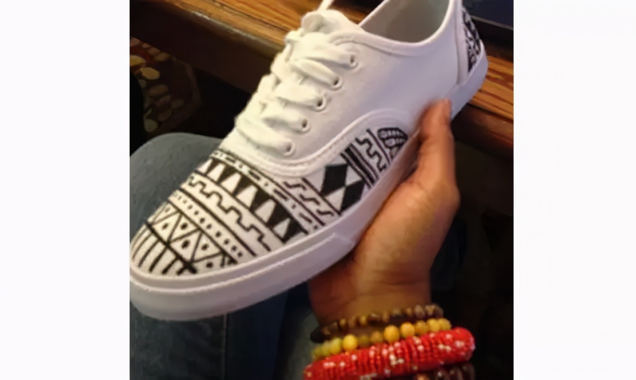 穿腻了小白鞋可以这样来改造,教你把小白鞋变潮流