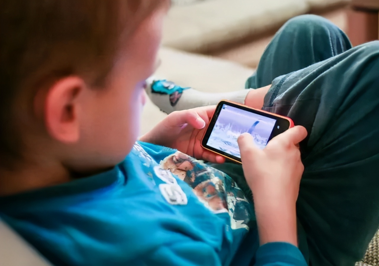 熊孩子把价值百万的的车买下来,小孩为玛莎拉蒂充钱上万