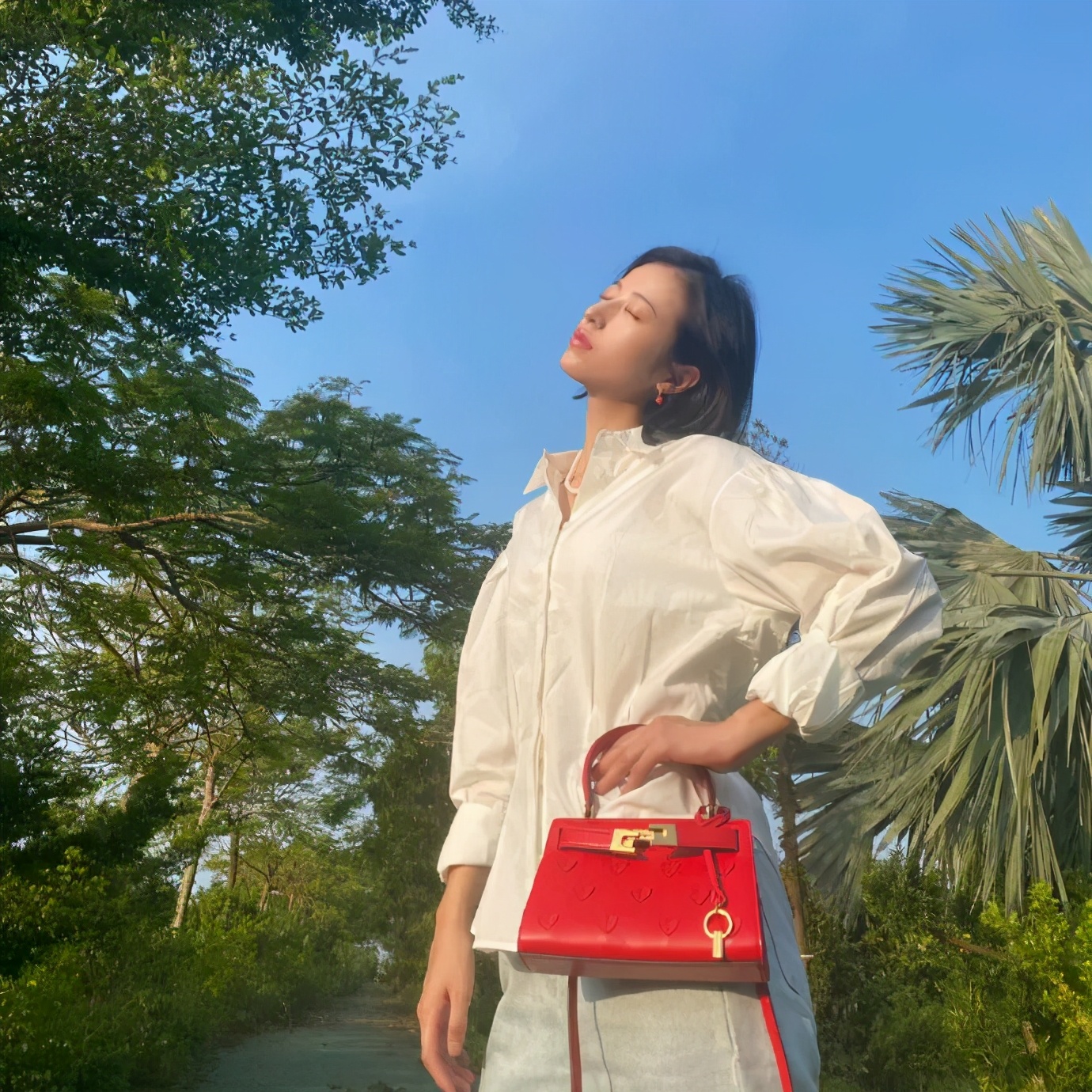 周扬青造型被吐槽脖子短,周扬青深夜晒发照片