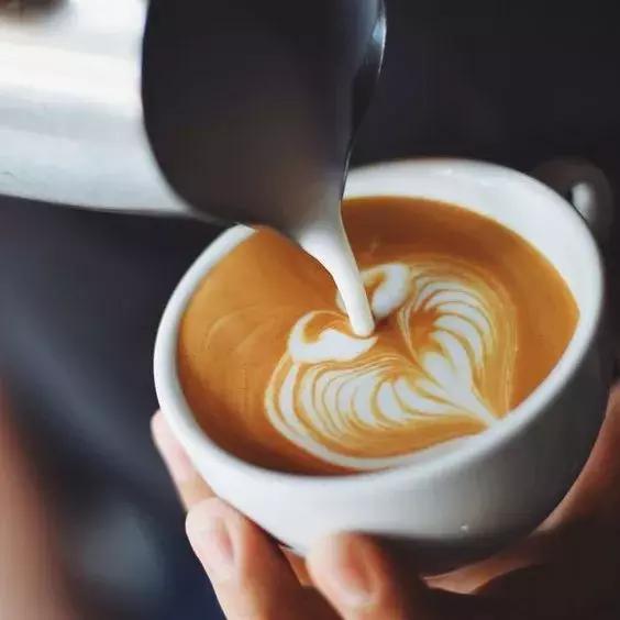 咖啡新手入门拿铁,拿铁咖啡是怎么做出来的