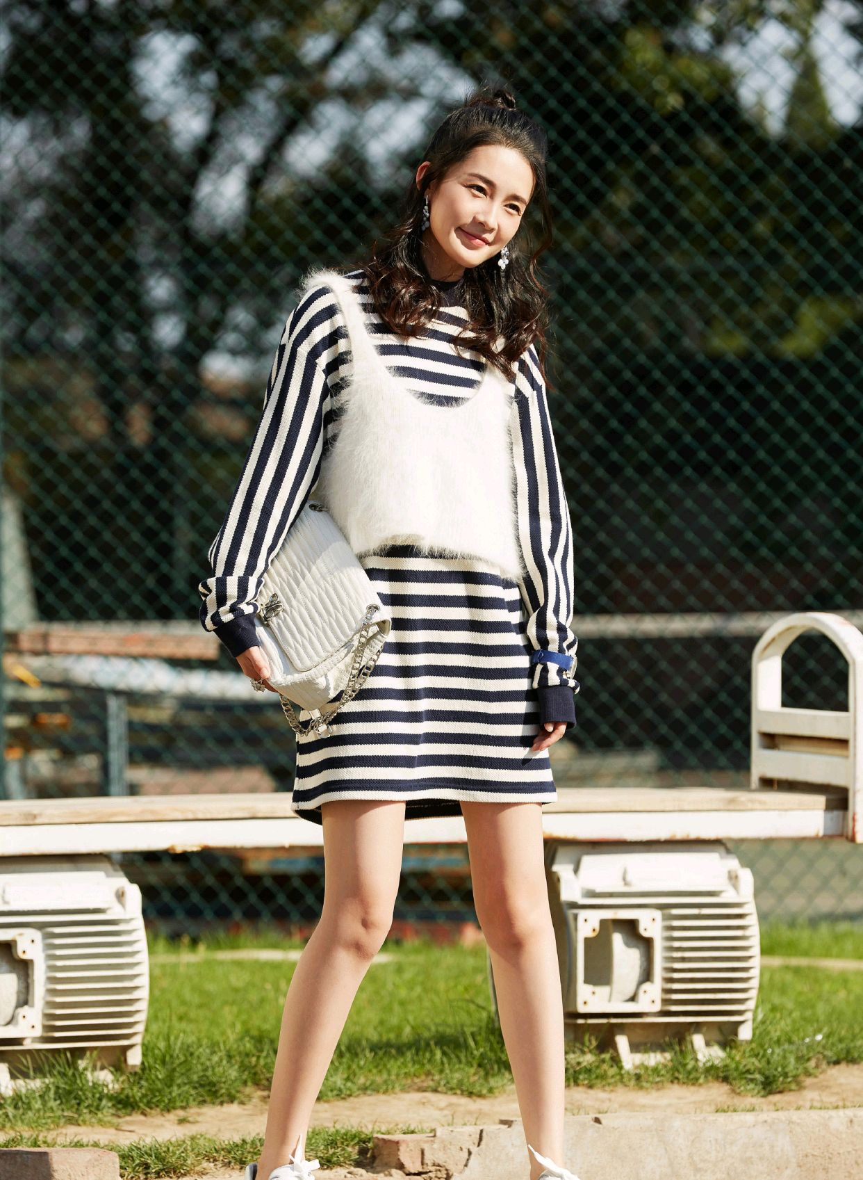 李沁的穿搭绿色西装,李沁穿黑色西装裙最新