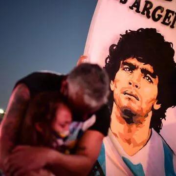 马拉多纳因心脏骤停去世享年60岁,一代球王马拉多纳心脏骤停去世