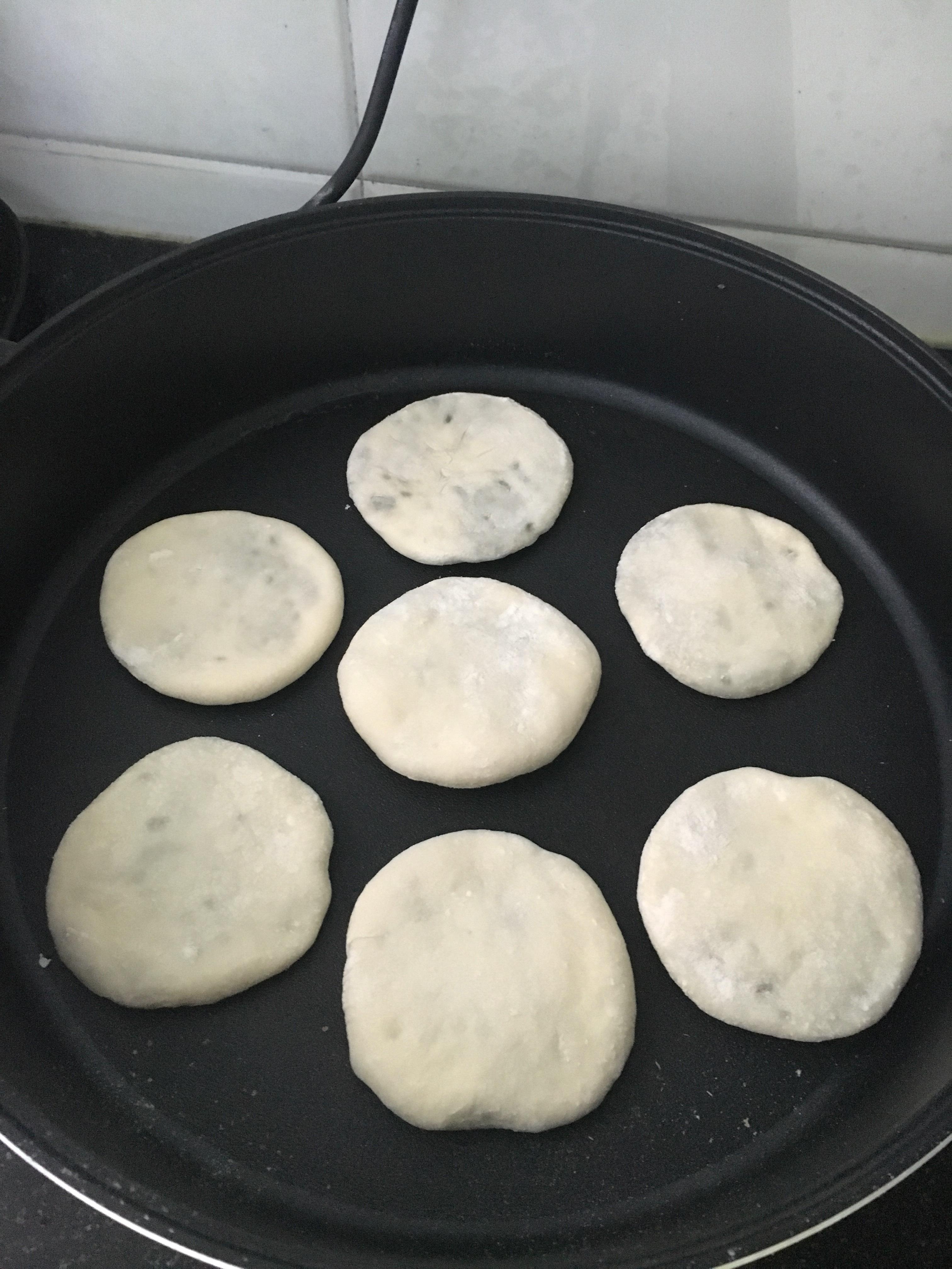 用绿豆在家自制炒菜的绿豆饼,无糖绿豆饼最简单的做法