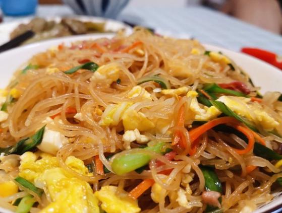 为啥夜宵摊的炒粉那么好吃？4个小窍门，米粉松散不结坨，真筋道