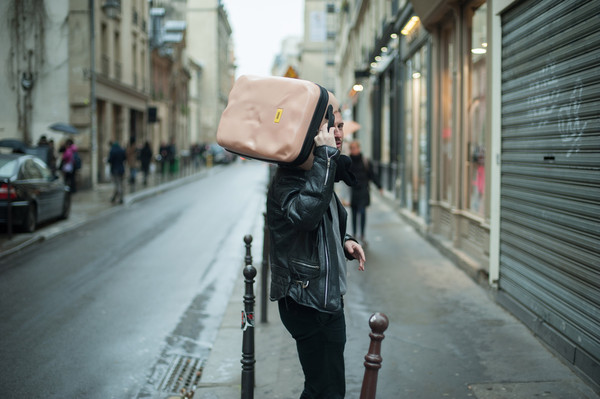 怕行李箱碰坏先砸烂是正解！CrashBaggage登台透明款一看就爱上