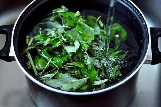 可以给宝宝用艾草洗澡吗,给宝宝洗澡能放几滴风油精吗